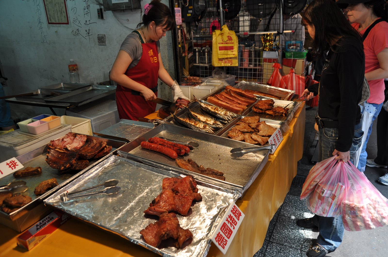 A cooked-meat stall at Taipei's Dongmen Market, 21 March 2009 — the trade 東門鴨莊 was built on: roast duck, barbecued pork and salted chicken sold over a counter
