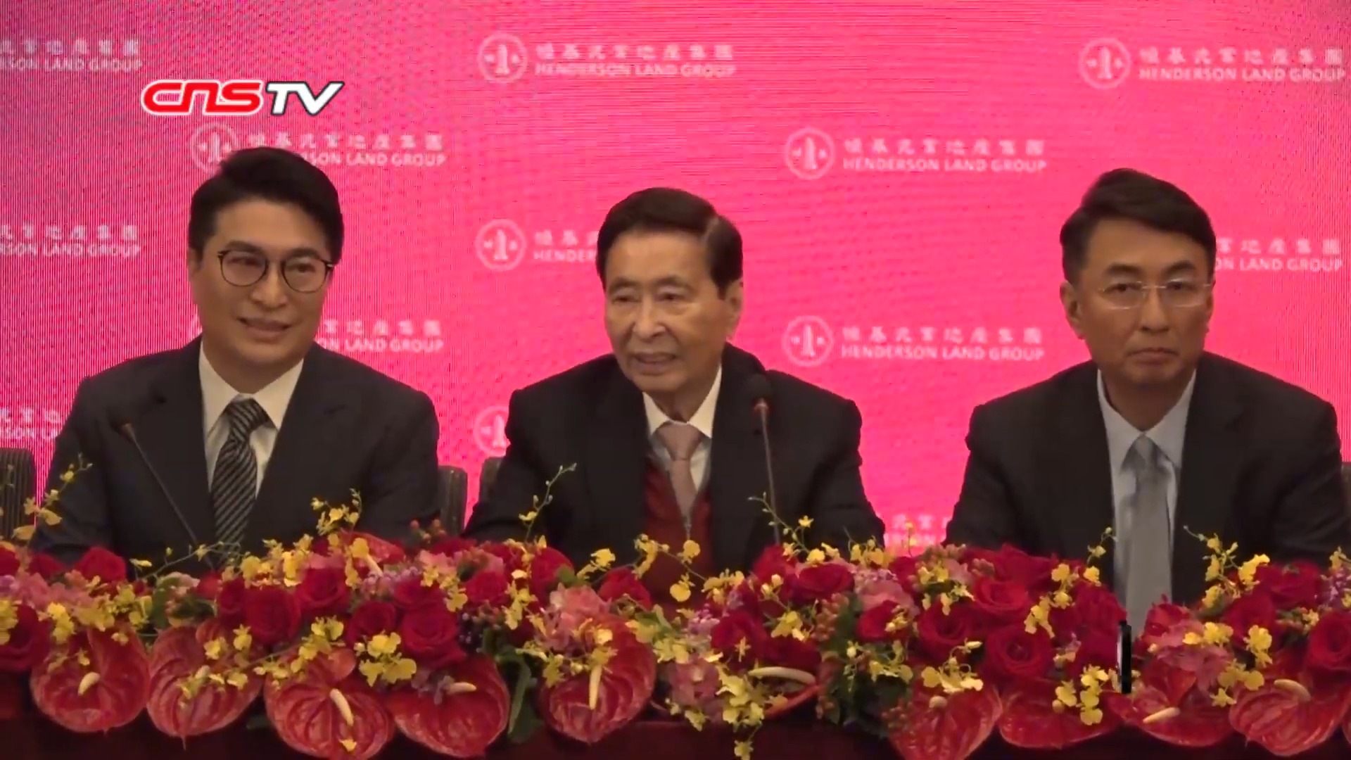 Lee Shau-kee seated between his sons Peter Lee Ka-kit and Martin Lee Ka-shing at a Henderson Land press conference on 28 May 2019, the day he handed them the chair