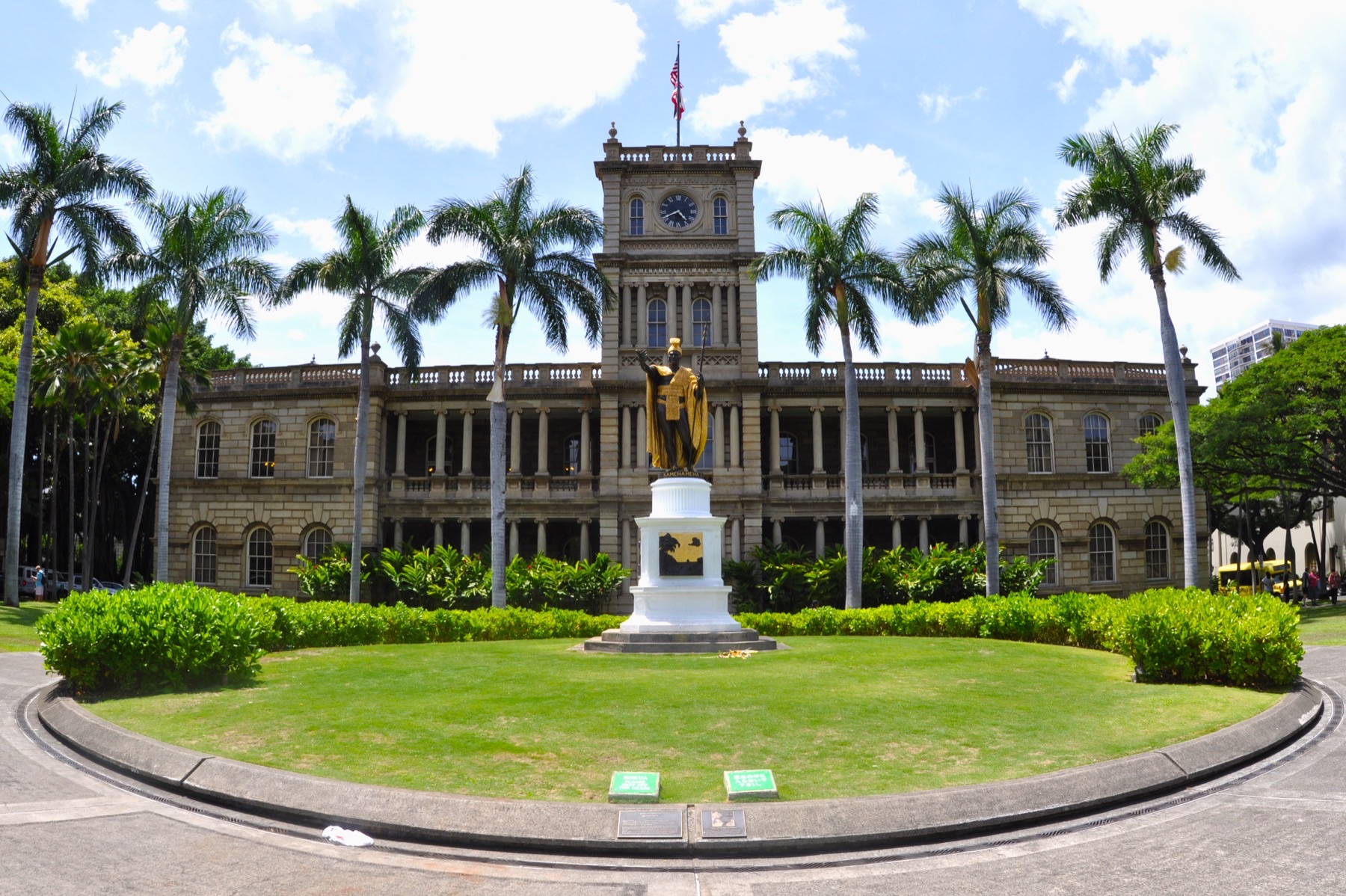Aliʻiōlani Hale, the Hawaii State Judiciary's historic headquarters in Honolulu, with the Kamehameha statue, 5 September 2011 — the Hawaii probate court named Nathan Allman's parents his heirs and now holds the petition over his mother's capacity